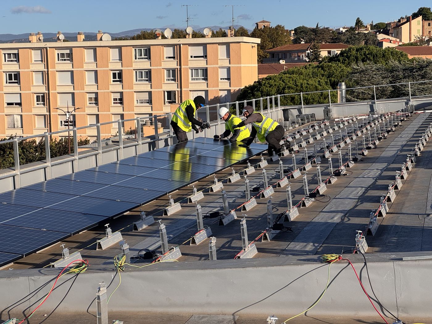 Notre équipe pose des modules photovoltaïques sur la toiture d'une école