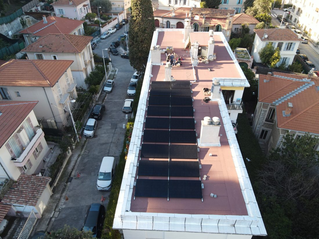 Toiture-terrasse de la copropriété Le Chantal à Nice équipée de modules photovoltaïques, vue aérienne
